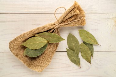 Ahşap bir masada kuru defne yaprağı, yakın çekim, üst manzara..