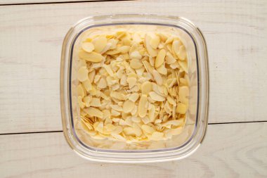 Fıstıklar jüt kumaştan dilimlere bölünmüş, üst görünüm.