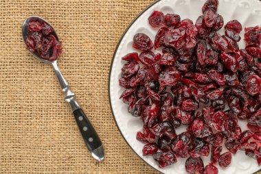 Kurutulmuş yaban mersini, jüt kumaş, üst manzara, makro.