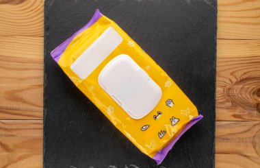 Tahta taştaki hayvanlar için ıslak mendiller, yakın plan, üst manzara.