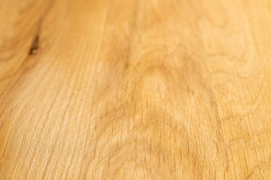 Mutfak tahtasının ahşap yüzeyi 30 derecelik açıyla, makro..