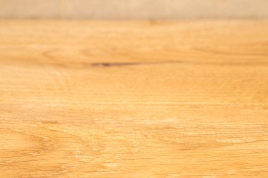 Mutfak tahtasının ahşap yüzeyi 30 derecelik açıyla, makro..