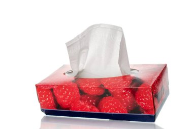 Beyaz arkaplanda izole edilmiş mendilli karton kutu, yakın plan..