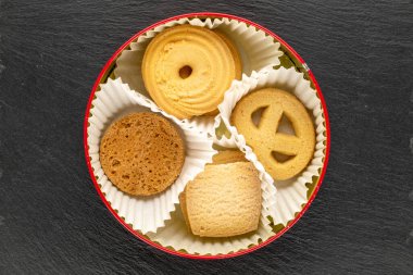 Şekerli kurabiyeler kayrak taşı üzerinde izole, yakın plan, üst görünüm.