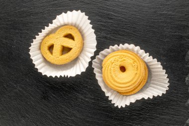 Şekerli kurabiyeler kayrak taşı üzerinde izole, yakın plan, üst görünüm.