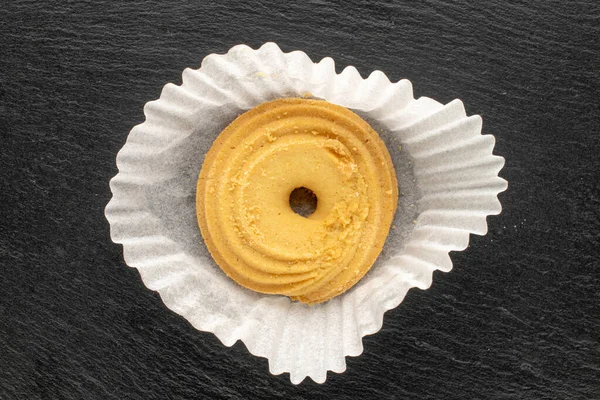 Şekerli kurabiyeler kayrak taşı üzerinde izole, yakın plan, üst görünüm.