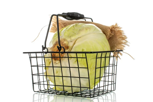 Beyaz arka planda izole edilmiş taze beyaz lahana, makro.