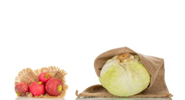 Beyaz arka planda taze turp ve beyaz lahana, makro..