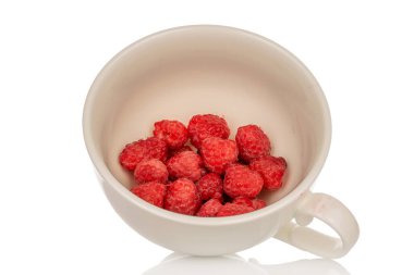 Beyaz arka planda izole edilmiş taze ahududu, yakın plan..