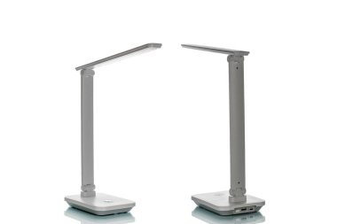 Beyaz arkaplanda bataryaları olan masa LED lambası, yakın plan.