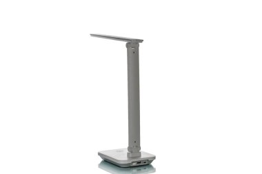 Beyaz arkaplanda bataryaları olan masa LED lambası, yakın plan.