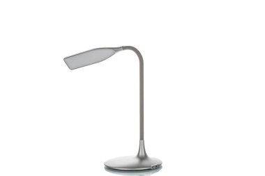 Beyaz arkaplanda bataryaları olan masa LED lambası, yakın plan.