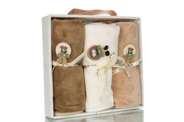 Yumuşak, hoş bir havlu, beyaz arka planda izole edilmiş, yakın plan..