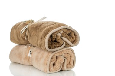 Yumuşak, hoş bir havlu, beyaz arka planda izole edilmiş, yakın plan..