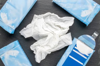 Kağıt peçetelerle ambalaj, makro, üst görünüm.