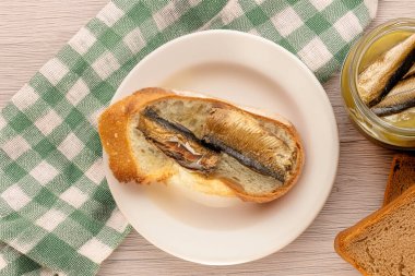 Beyaz seramik bir tabağa serpiştirir ahşap bir masa, üst manzara, makro.