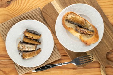 Beyaz seramik bir tabağa serpiştirir ahşap bir masa, üst manzara, makro.