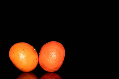 Siyah arka planda izole edilmiş sulu mandalinalar, yakın plan..