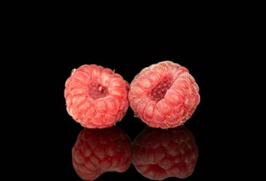 Siyah arka planda izole edilmiş tatlı olgun ahududular, makro.