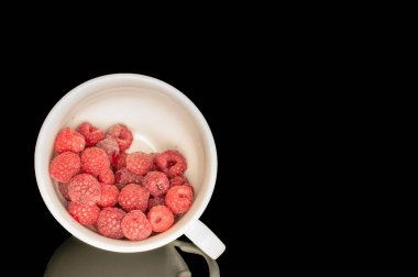 Siyah arka planda izole edilmiş tatlı olgun ahududular, makro.