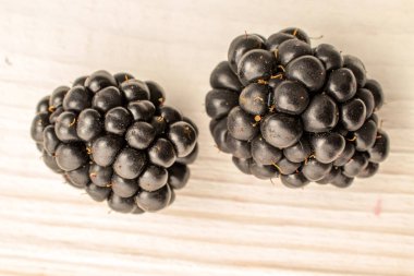 Tahta yüzeyde olgun böğürtlenler, makro. Üst görünüm.