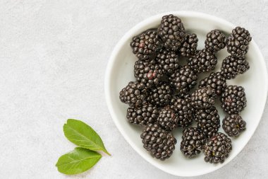 Hafif yüzeyde olgun böğürtlenler, makro. Üst görünüm.