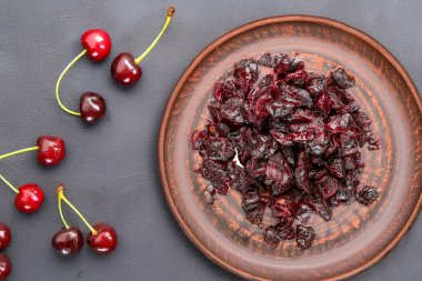 Kurumuş ve taze kirazlar, kil plakalı, kayrak taşı, yakın plan, üst manzara.