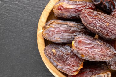 Tahta levhalı kuru hurmalar, yakın plan, üst manzara.