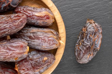 Tahta levhalı kuru hurmalar, yakın plan, üst manzara.