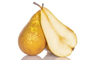 Beyaz arka planda izole tatlı olgun armut, makro.