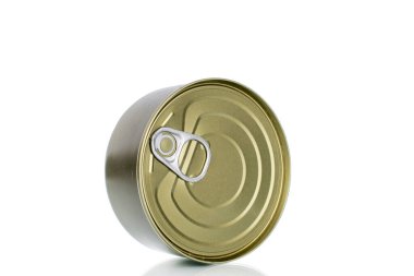 Metal teneke kutular beyaz arkaplanda izole edilmiş, yakın plan..