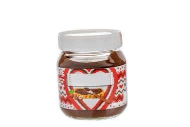 Cam kavanozdaki çikolata ezmesi beyaz arka planda izole edilmiş, yakın plan..