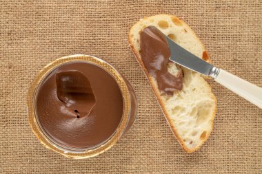 Lezzetli çikolata ve jüt kumaş üzerine ekmek, yakın çekim, üst manzara..
