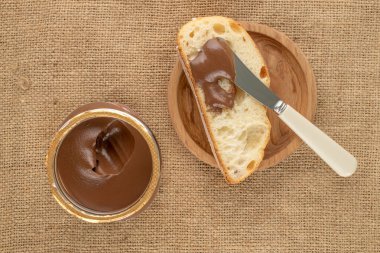Lezzetli çikolata ve jüt kumaş üzerine ekmek, yakın çekim, üst manzara..