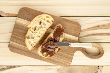 Lezzetli çikolata ezmesi ve ahşap masa üzerinde ekmek, düz yatak. Metin için boşluk