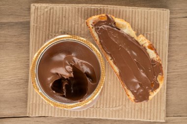 Lezzetli çikolata ve ekmek ahşap bir masada, yakın plan, üst manzara.