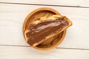 Lezzetli çikolata ve ekmek ahşap bir masada, yakın plan, üst manzara.