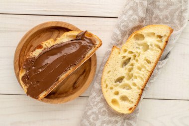 Lezzetli çikolata ve ekmek ahşap bir masada, yakın plan, üst manzara.