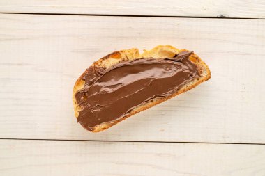 Lezzetli çikolata ve ekmek ahşap bir masada, yakın plan, üst manzara.