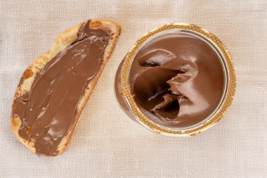 Lezzetli çikolata ve jüt kumaş üzerine ekmek, yakın çekim, üst manzara..