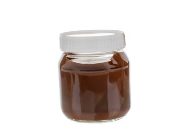 Cam kavanozdaki çikolata ezmesi beyaz arka planda izole edilmiş, yakın plan..