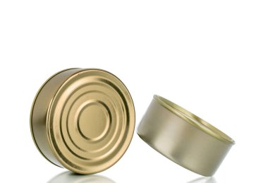 Metal teneke kutular beyaz arkaplanda izole edilmiş, yakın plan..