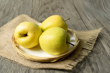 Tahta yüzeyde tatlı sarı elmalar, makro..