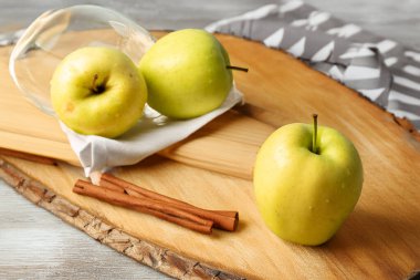 Tahta yüzeyde tatlı sarı elmalar, makro..