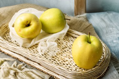 Tahta yüzeyde tatlı sarı elmalar, makro..