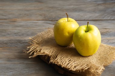 Tahta yüzeyde tatlı sarı elmalar, makro..