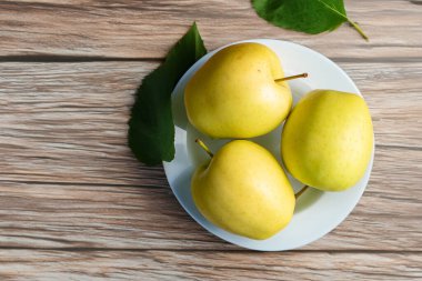 Tahta yüzeyde tatlı sarı elmalar, makro..