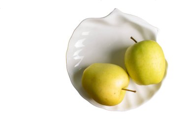 Beyaz arka planda tatlı sarı elmalar.