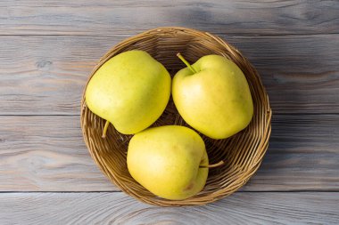 Tahta yüzeyde tatlı sarı elmalar, makro..