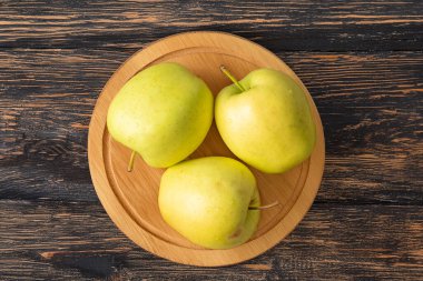 Tahta yüzeyde tatlı sarı elmalar, makro..